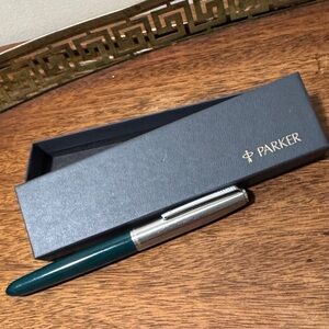 Parker 21 Deep Green Vintage Fountain Pen with Silver-Tone Cap